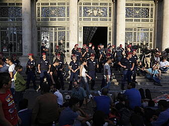 Refugees stranded in Budapest